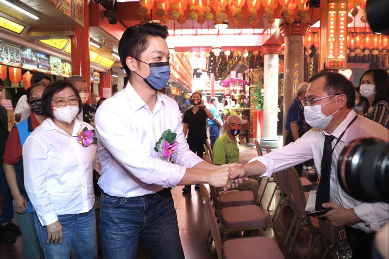 國民黨台北市長參選人蔣萬安今出席松山慈祐宮活動，受到民眾熱烈歡迎。記者林俊良／攝影