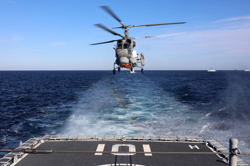 中俄去年10月的「海上聯合-2021」軍事演習，也曾聯合巡航至白令海。圖為當時俄羅斯艦載直升機飛臨解放軍海軍「南昌艦」進行模擬著艦演練。新華社