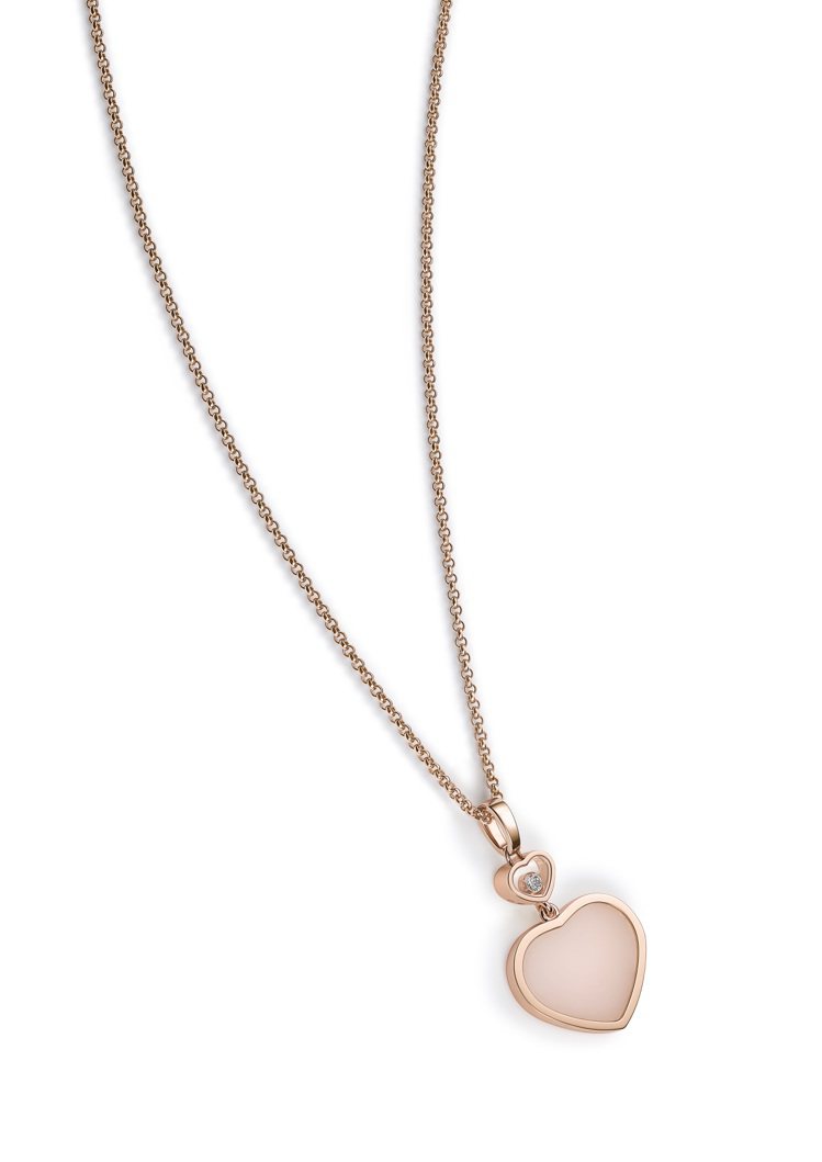 Happy Hearts系列項鍊，符合倫理道德標準的18K玫瑰金鑲嵌粉紅色蛋白石與單顆滑動鑽石，11萬元。圖／蕭邦提供