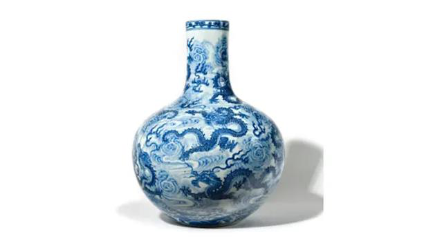 一个在法国拍卖的「普通中国花瓶」原先价值仅2000欧元（约新台币6.2万），不过在经过激烈竞标后，不少买家确信这是一件罕见的18世纪手工艺品，最终更以近800万欧元（约新台币2.5亿）的价格售出。Maison Osenat(photo:UDN)