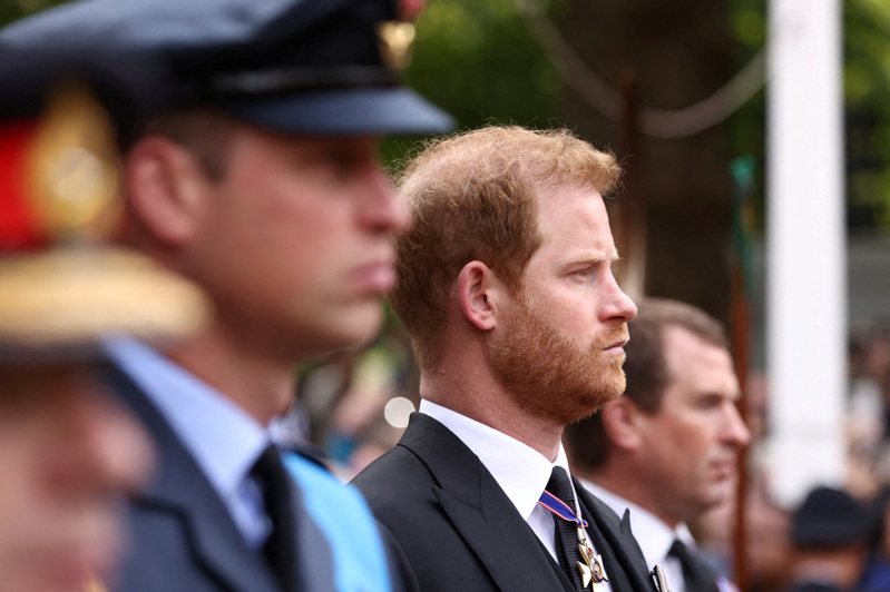哈利王子（中）9月19日出席祖母伊麗莎白二世的國葬。（路透）