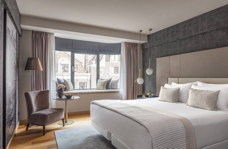 酒店擁有402間客房，和諧交融地擁有歷史文化感與現代奢華感。圖／阿姆斯特丹克拉斯納波爾斯基安納塔拉酒店提供
