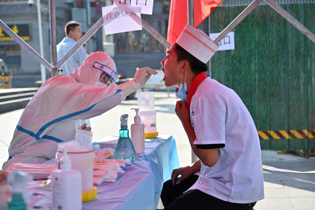 內蒙古呼和浩特市突增疫情，市民進行核酸檢測。（中通社）