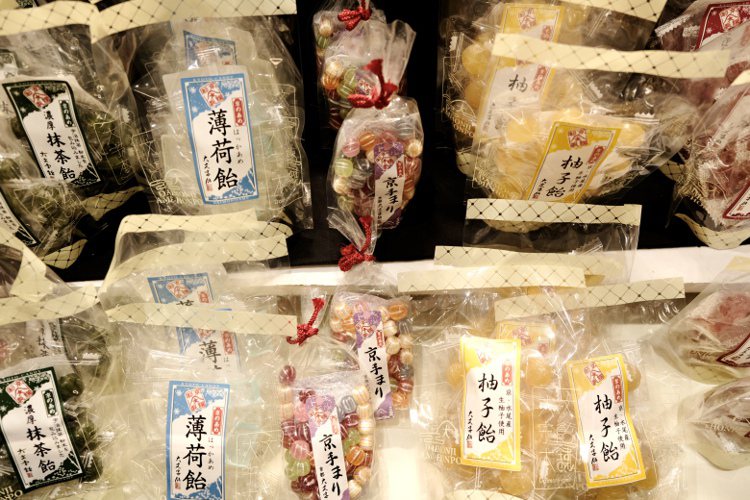 大文字飴本舗帶來彈珠糖、蘋果糖、京手鞠糖等一系列京都傳統糖果，每包各150元。記...