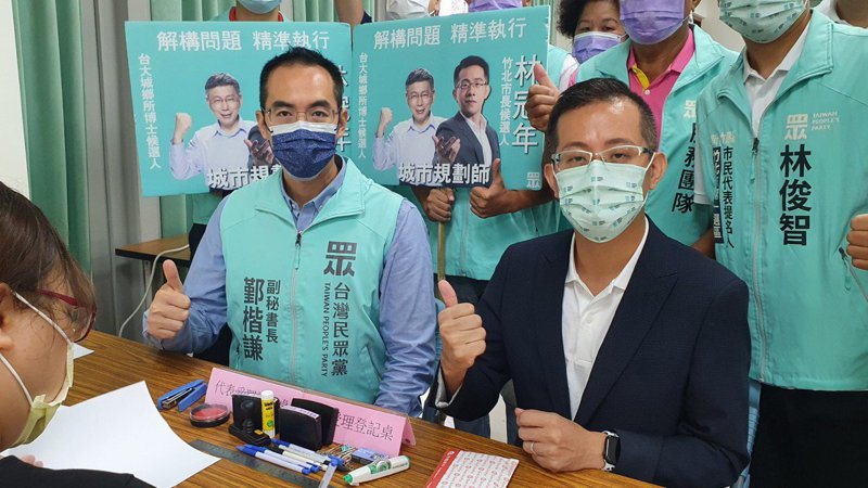 林冠年（右）原本由民眾黨提名參選竹北市長，卻爆出酒駕而遭開除黨籍。圖／本報系資料照