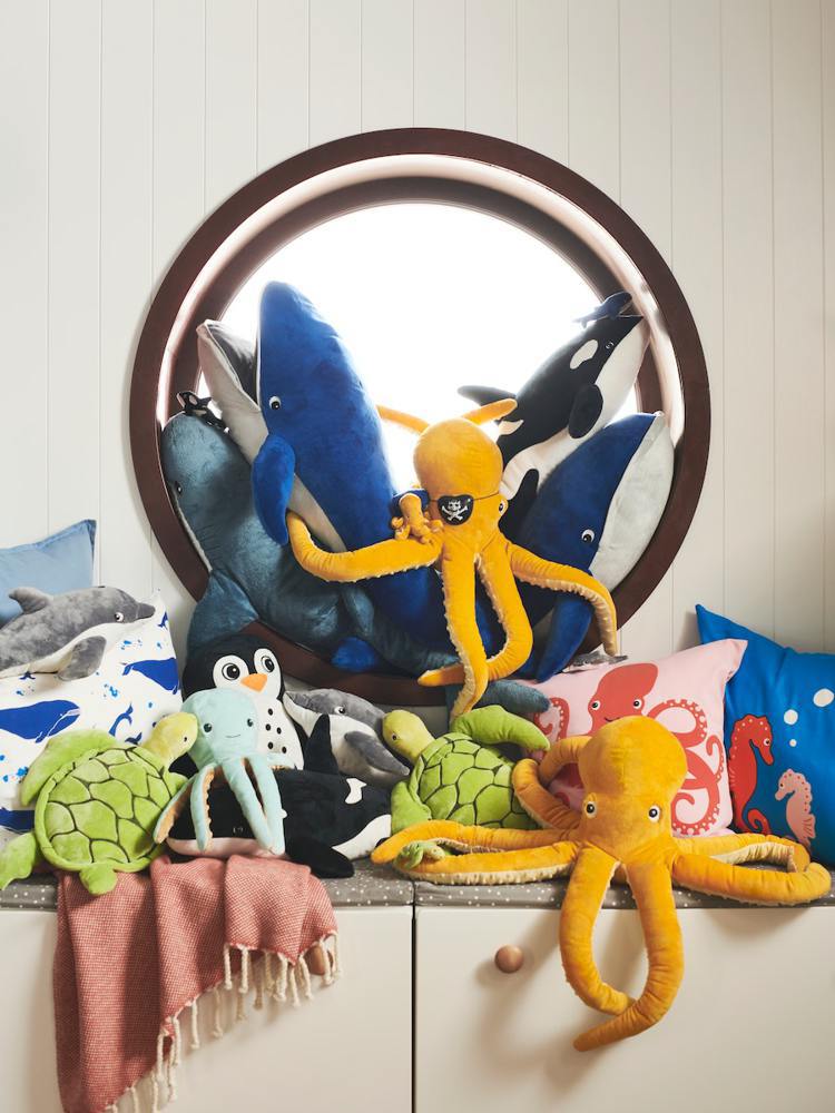 BLÅVINGAD系列精選最受兒童歡迎的5個海底生物製成填充玩具。圖／IKEA提...