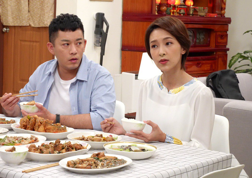 陳瑋薇(右)劇中第一次跟男友家人吃飯就大嗆對方家人。圖／台視提供