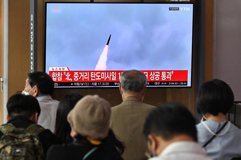 十天內五次 南韓首爾車站大電視四日播放北韓試射飛彈的新聞，吸引民眾圍觀。北韓試射彈道飛彈過去十天就有五次。（法新社）