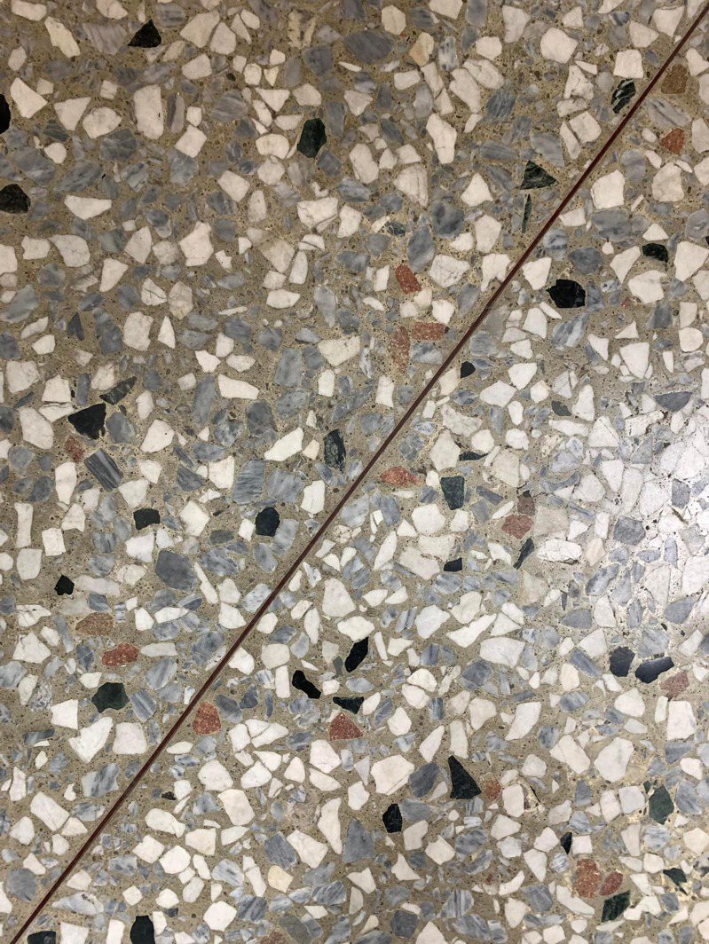 磨石子地板的花色複雜又相近，東西一旦掉在上頭，一時之間不太好找。圖擷自爆廢公社