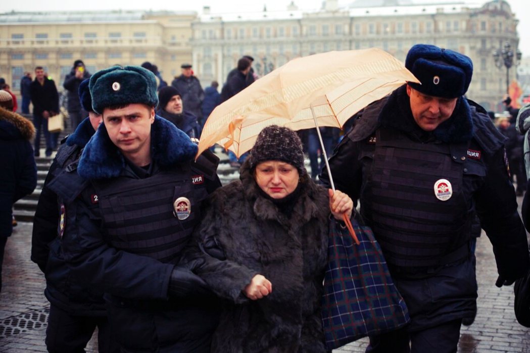 2014年2月，民眾聚集在莫斯科，抗議俄羅斯有線電視台要移除雨電視頻道。 圖／美...