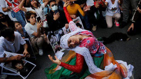阿米尼逝世後，伊朗爆發大型示威，海外也舉行多場聲援集會，圖為10月4日，在伊朗駐...