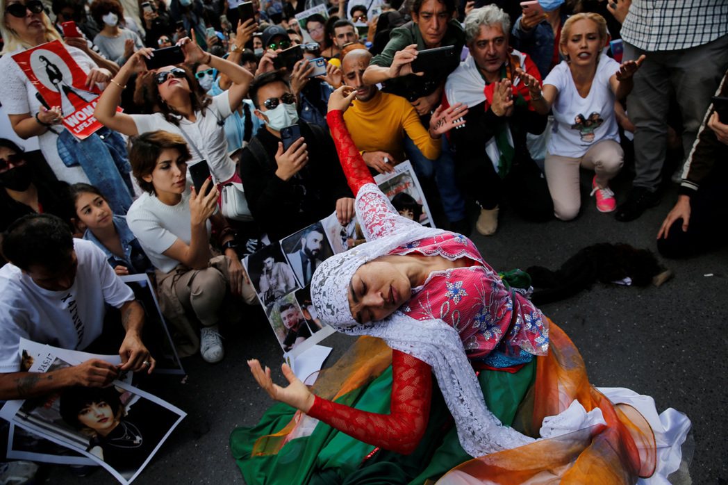 阿米尼逝世後，伊朗爆發大型示威，海外也舉行多場聲援集會，圖為10月4日，在伊朗駐...