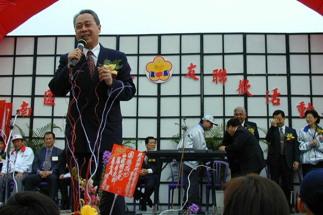 2000年時任內政部長黃主文在南區警友聯歡活動中，高唱「你是我的兄弟」。 圖／聯合報系資料照片