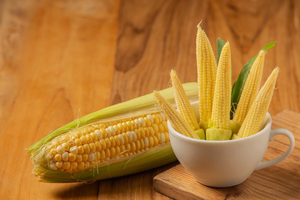 玉米筍和玉米都是火鍋常見食材，玉米筍多了生食這項吃法。 圖／freepik
