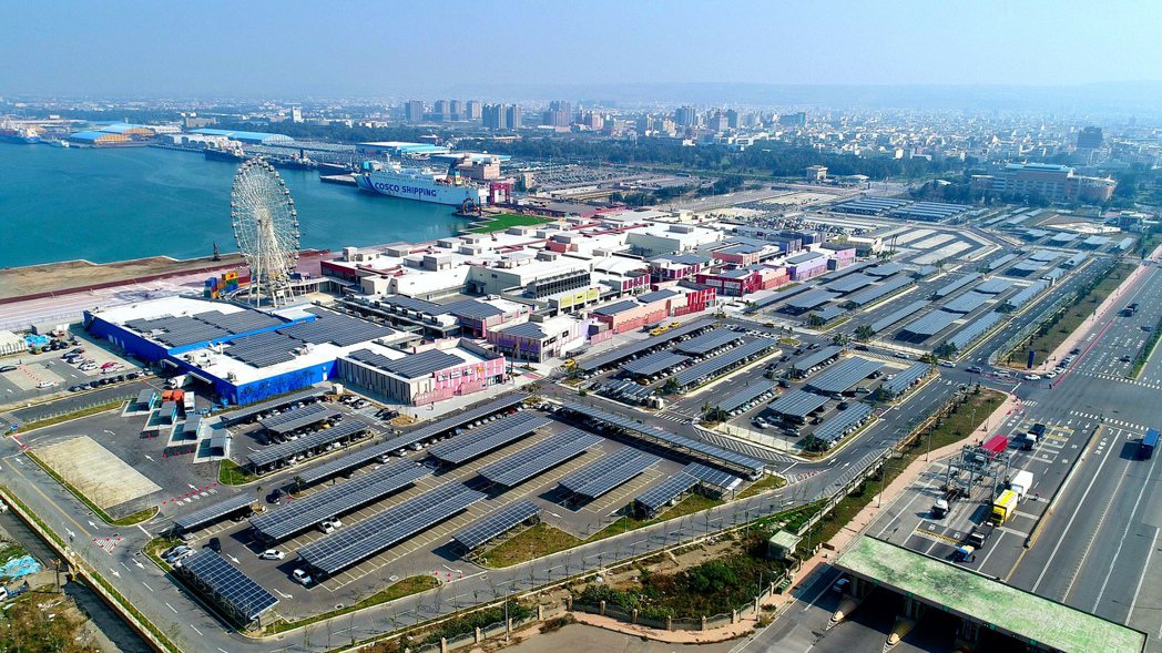 位於台中港畔的三井OUTLET MALL為全台最大太陽光電商場，每年可產生綠電加...