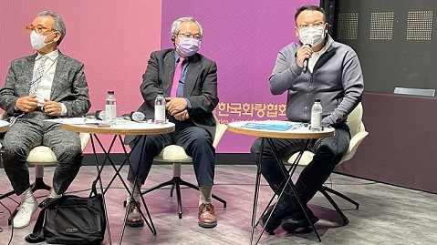 葉國新博士(右一)的論述獲得韓國現場聽眾的熱烈迴響。 墨海樓／提供