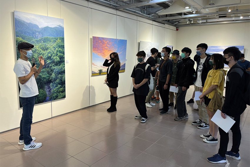 藝術家翁明崖(左)進行導覽。 臺灣海洋大學/提供