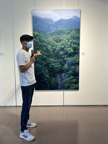 藝術家翁明崖和他的作品。 臺灣海洋大學/提供