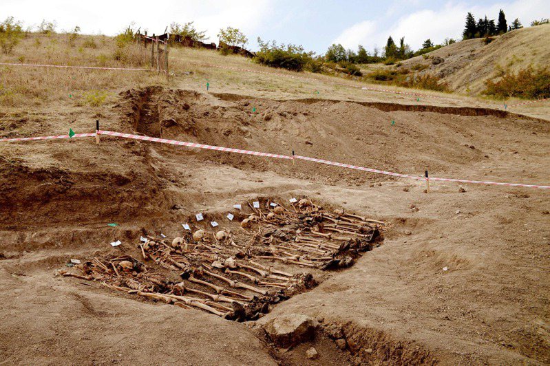 亚塞拜然今天表示在纳戈尔诺．卡拉巴赫地区发现一处乱葬岗，并称所埋的是1990年代纳卡战争期间被亚美尼亚分离派势力处决的亚塞拜然军人。 图／法新社(photo:UDN)