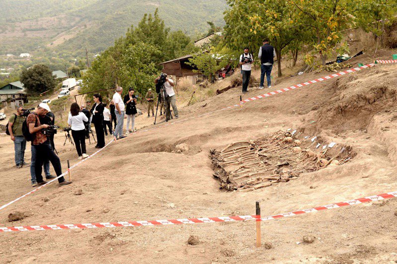 亚塞拜然今天表示在纳戈尔诺．卡拉巴赫地区发现一处乱葬岗，并称所埋的是1990年代纳卡战争期间被亚美尼亚分离派势力处决的亚塞拜然军人。 图／法新社(photo:UDN)