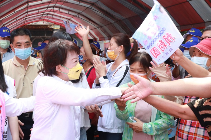 台中市長盧秀燕（左二）選情穩定，以粉色、白色強調「媽媽市長」形象。圖／盧秀燕競總提供