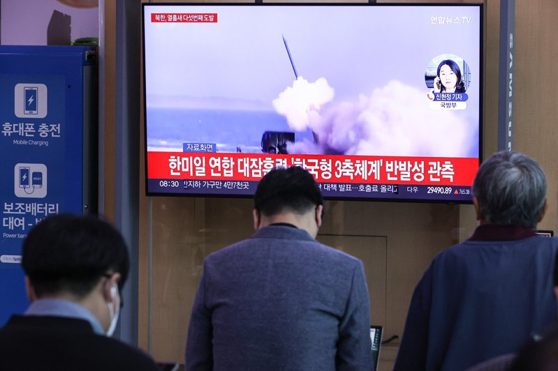 南韩联合参谋本部表示，美国和南韩在当地时间5日清晨从朝鲜半岛东海岸发射四枚陆军战术飞弹系统（ATACMS）地对地飞弹。图为首尔火车站电视4日播出北韩试射飞弹新闻。欧新社(photo:UDN)