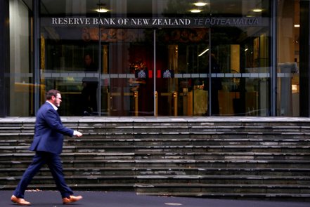 紐西蘭央行5日調高基準利率）2碼至3.5%，符合多數經濟學家預期。路透