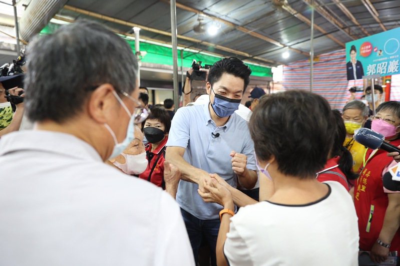 國民黨台北市長參選人蔣萬安今赴萬華區廣照宮參拜。圖／蔣萬安競辦提供
