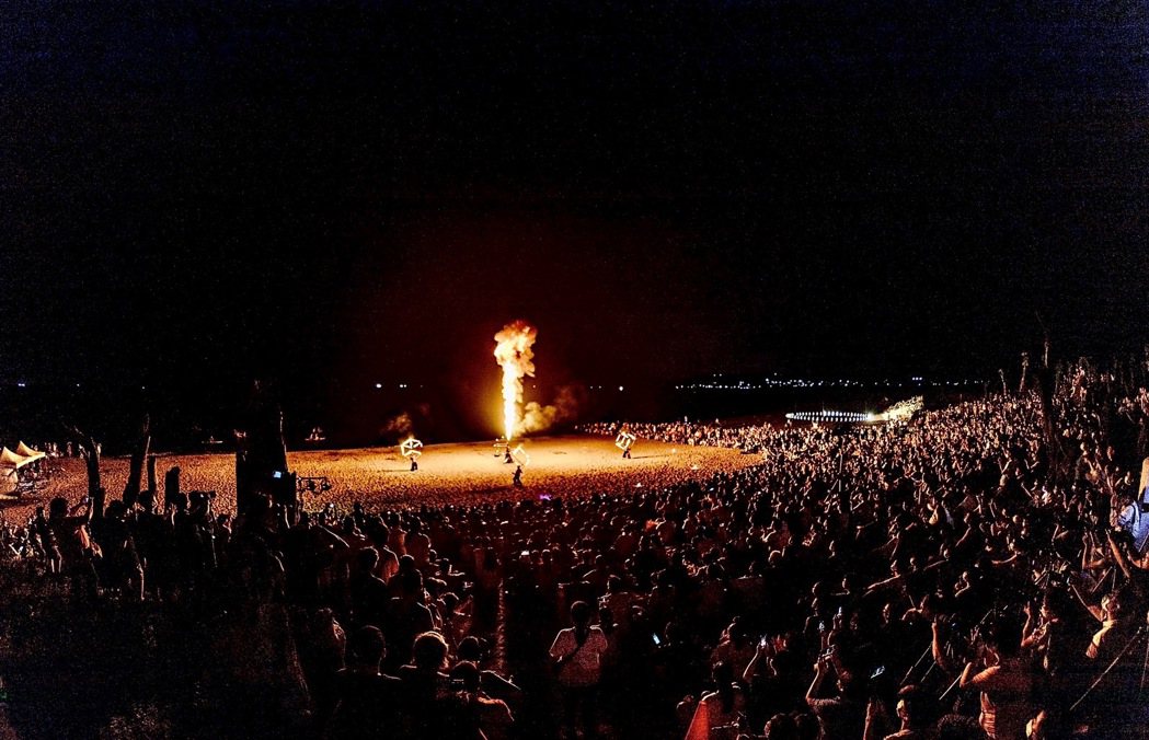 「北海潮與火」結合知名國際舞團火舞表演，3年來吸引超過50萬人到訪。圖／新北市農...