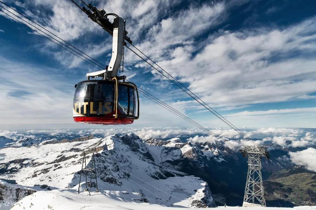 來到阿爾卑斯山著名的風景區鐵力士雪山，乘坐世界上第一個360度全景旋轉纜車。Kl...