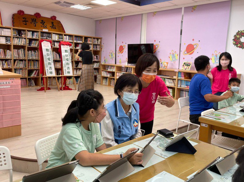 在財團法人台灣閱讀文化基金會工作人員的解說下，教育處長黃雅芬了解如何使用平版自助借還書。圖／縣府提供