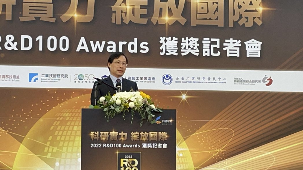 經濟部次長林全能5日開心宣布，台灣勇奪12項全球百大科技研發獎，全球排名第二。經...