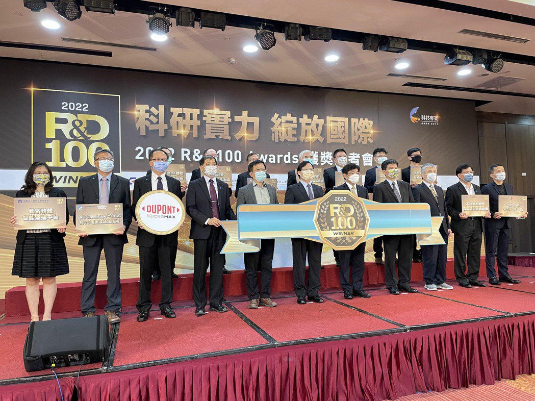 台灣今年勇奪12項全球百大科技研發獎，全球排名第二。其中，經濟部科専囊括10項，...