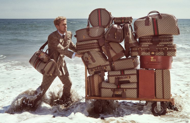 在本次釋出的形象廣告中，Ryan Gosling時而化身挑夫、奔跑在海灘邊，又或...
