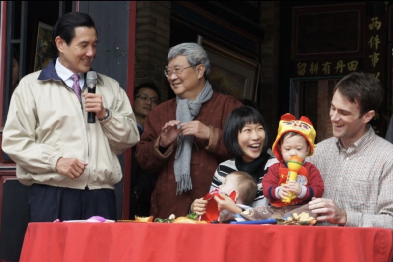 王曉波（左二）、馬英九（左一）在蘆洲李宅與長女娃娃夫婦、外孫一起參加抓週活動。圖／王曉波家屬提供