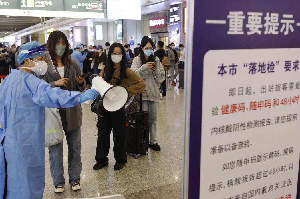 大陸十一長假將結束，各地推出疫情防控新規定。圖為上海虹橋火車站5日已加強對旅客防...