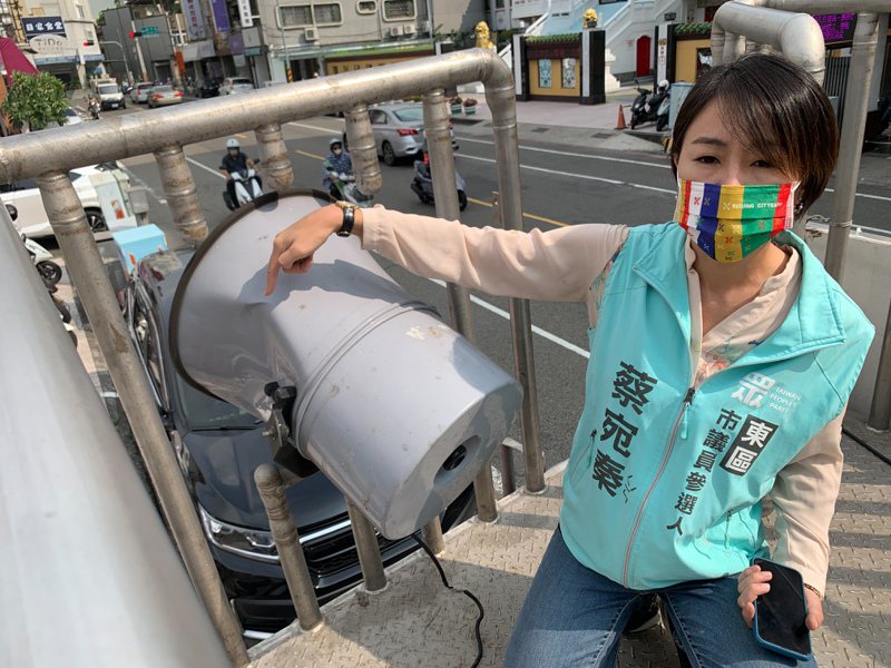 民眾黨提名台南市東區市議員參選人蔡宛秦宣傳車上的音響喇叭最近遭人破壞。圖／蔡宛秦提供