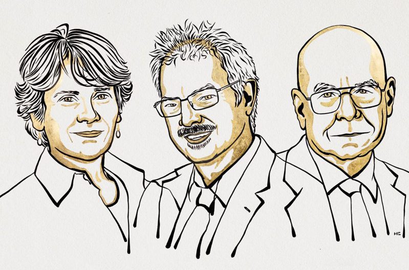 2022年諾貝爾化學獎頒給美國及丹麥的三名學者，貝托西（左至右）、莫代爾和夏普利斯。（取自諾貝爾獎官網）
