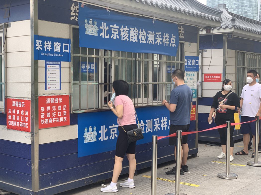 北京市民正在進行核酸檢測。攝影／記者陳政錄