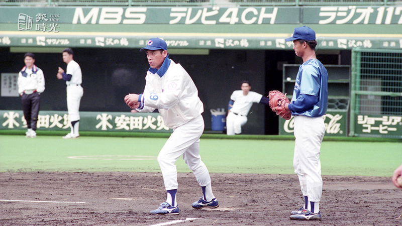 中華奧運成棒代表隊在日本集訓。圖為總教練李來發(右)教球情形。圖＼聯合報系資料照 （1992/06/18　鍾豐榮攝影）
