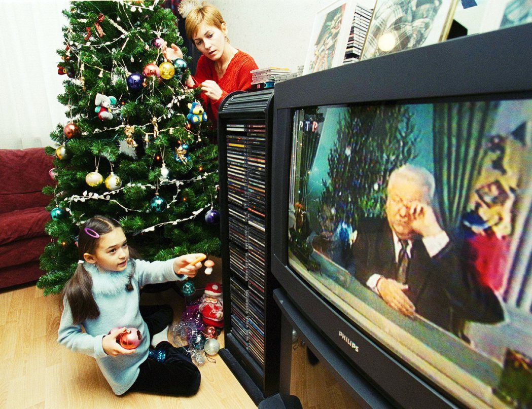 1999年12月31日，時任總統葉爾辛在電視機前宣布辭職，且將由時任總理普丁成為...