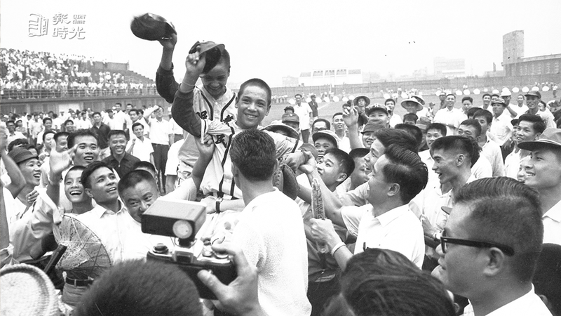 中華紅葉少棒隊獲勝的兩大功臣胡勇輝（左，其實是江紅輝）與胡武漢（右，其實是江萬行），民國五十七年擊敗日本少棒隊後，被球迷舉起來歡呼。圖＼聯合報系資料照（1968/08/27　王萬武攝影） 
