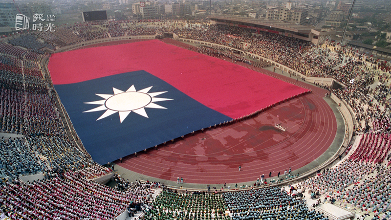 由全球小姐選拔委員會獻給中華民國的巨幅國旗，高雄市長蘇南成代表接受。圖＼聯合報系資料照（1989/04/09　林秀明攝影）