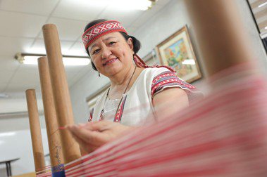 45歲才開始學織布的高秋梅，與志同道合的夥伴一同尋回幾乎要失傳的泰雅族織布技藝。記者李政龍／攝影