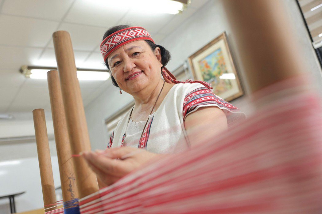 45歲才開始學織布的高秋梅，與志同道合的夥伴一同尋回幾乎要失傳的泰雅族織布技藝。...
