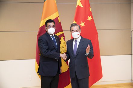 國務委員兼外長王毅（右）在紐約出席聯合國大會期間會見斯里蘭卡外長薩布里（左）。新華社