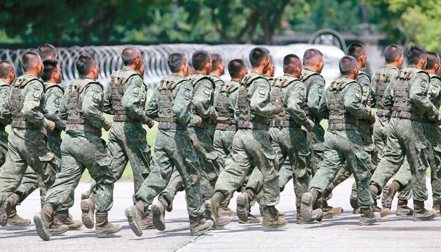 台灣國防部長邱國正表示，台灣今年年底前將宣布延長目前為四個月的兵役役期。(本報資料照片)