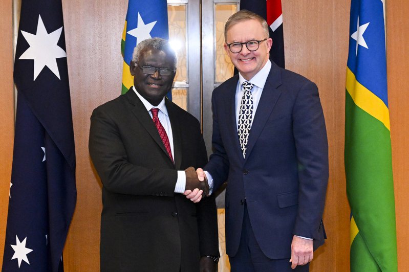 澳洲總理亞伯尼希（右）今天接見來訪的索羅門群島總理蘇嘉瓦瑞（左），兩人強調對區域共同的安全承諾。 美聯社