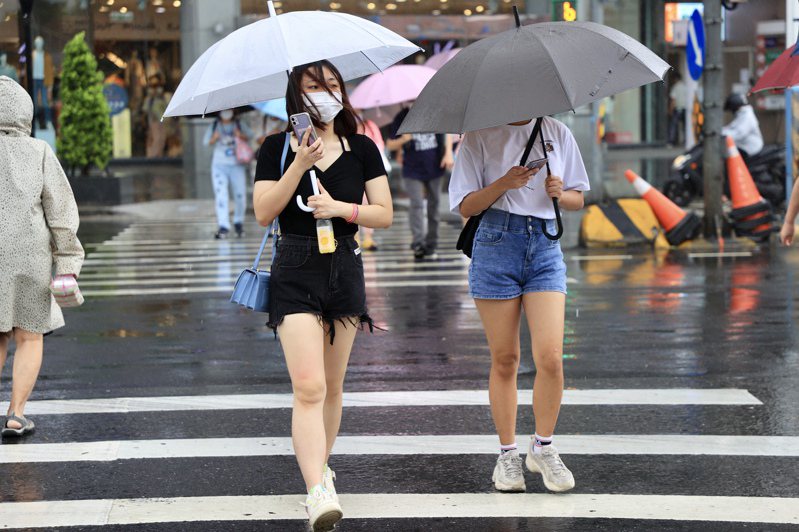 今天至周六東半部及大台北東側有局部雨；當水氣增多時，大台北西側及桃園亦偶有局部短暫降雨的機率。本報資料照片