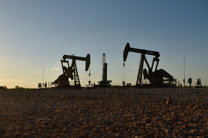 國際油價5日連續第三天收漲，主因OPEC+同意實施2020年來最大減產幅度。路透